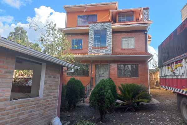 SE VENDE CASA CON AMPLIO TERRENO A POCOS MINUTOS DE AZOGUES