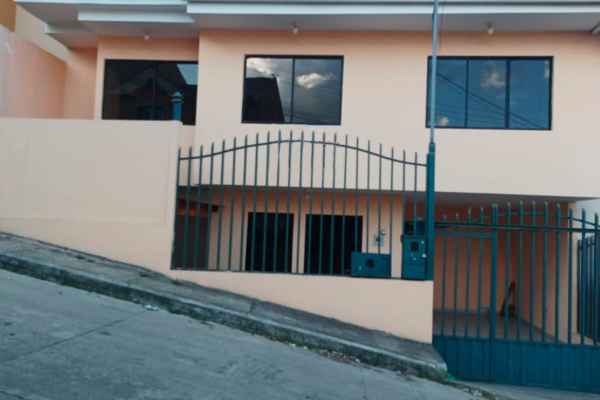 CASA POR ESTRENAR EN VENTA EN CUENCA SECTOR EUCALIPTOS