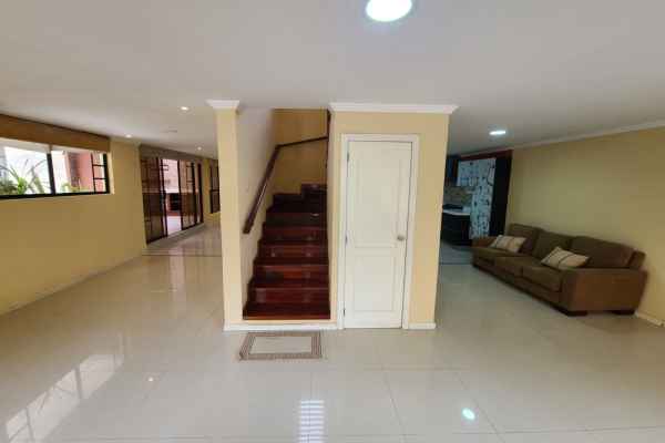 COMODA Y AMPLIA CASA EN VENTA SIN AMOBLAR SECTOR UCUBAMBA