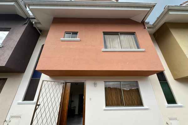 CASA DE TRES PISOS EN RENTA SECTOR CAMINO VIEJO A BANOS