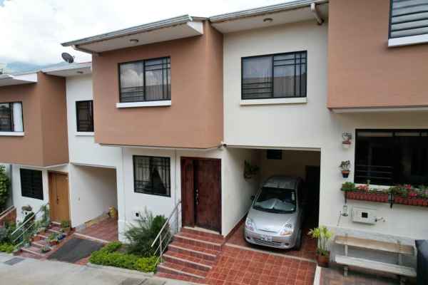 CASA DENTRO DE CONDOMINIO EN SAYAUSI SECTOR (CAMINO A TEJAR)