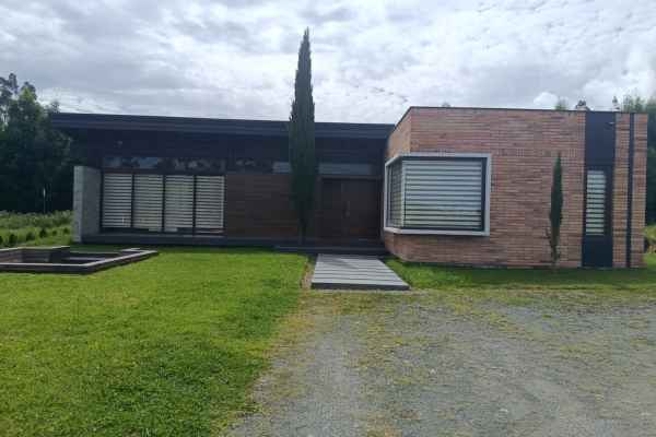 DE VENTA CASA NUEVA EN CONDOMINIO PRIVADO, SECTOR TARQUI.