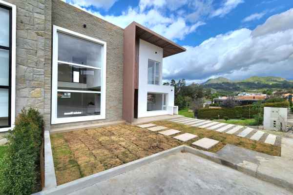CASA EN VENTA 3 DORMITORIOS EN CHALLUABAMBA EN URBANIZACIÓN