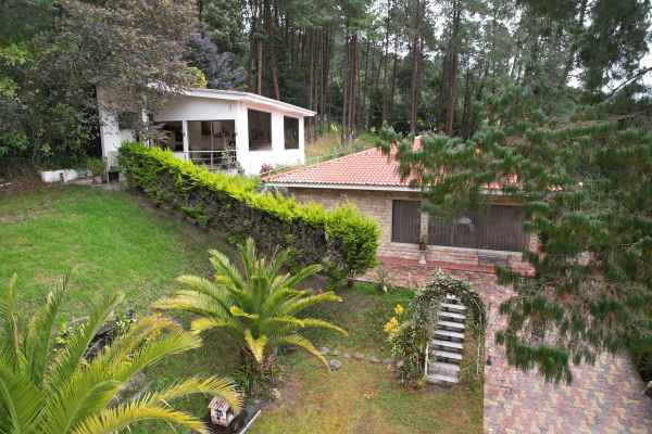 CASA EN VENTA EN CUENCA CON TERRENO POR EL SECTOR DE TARQUI