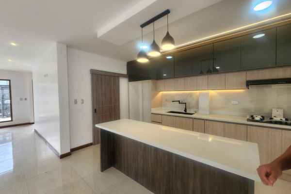 VENDO CASA EN MISICATA 3 DORMITORIOS AREA VERDE 2 GARAJES