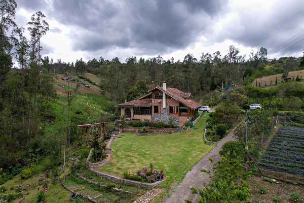 HERMOSA CASA EN VENTA EN EL SECTOR DE SANTA ANA - CUENCA