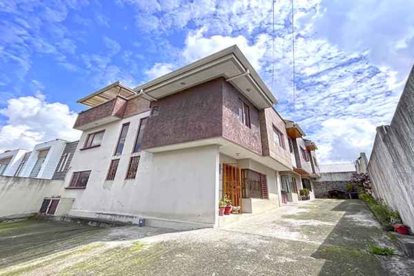 CÓMODA Y ESPACIOSA CASA EN CUENCA - SECTOR MISICATA
