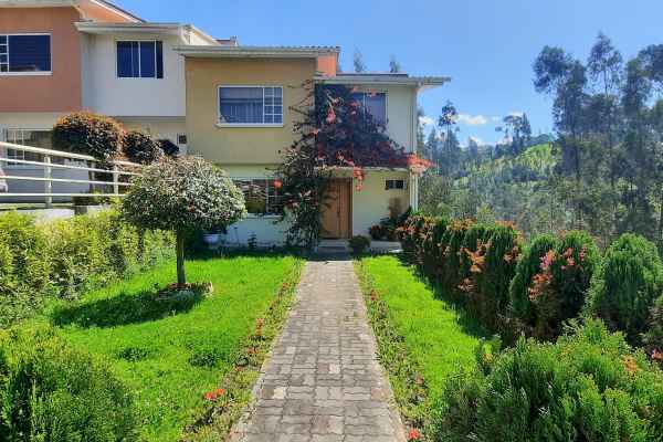 DE VENTA DE CASA EN LA URBANIZACIÓN DE LOS CEREZOS EN CUENCA