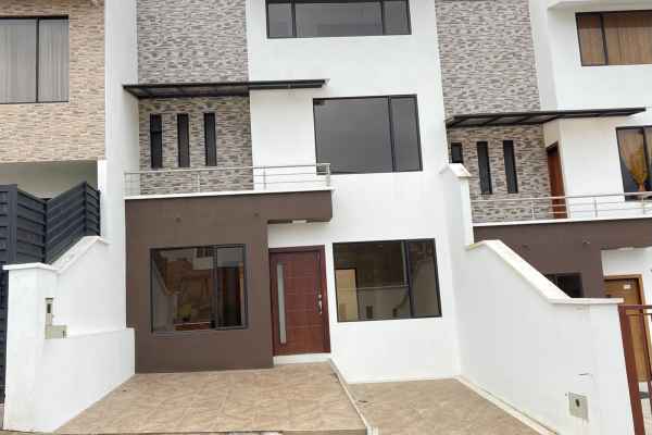 ESPECTACULAR CASA NUEVA POR ESTRENAR DENTRO DE URBANIZACION